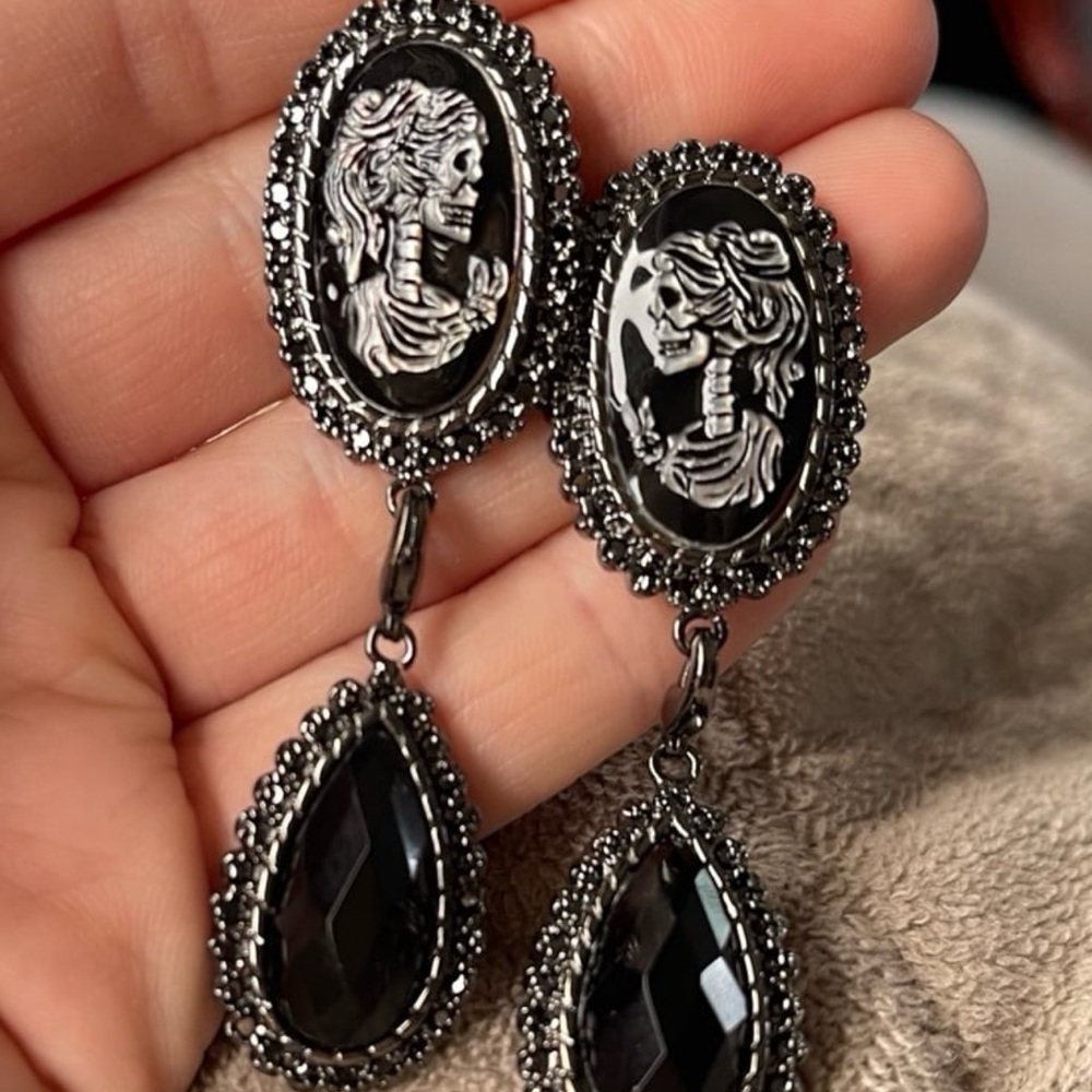 New Evil Pawn Jewlery Gilda Earrings